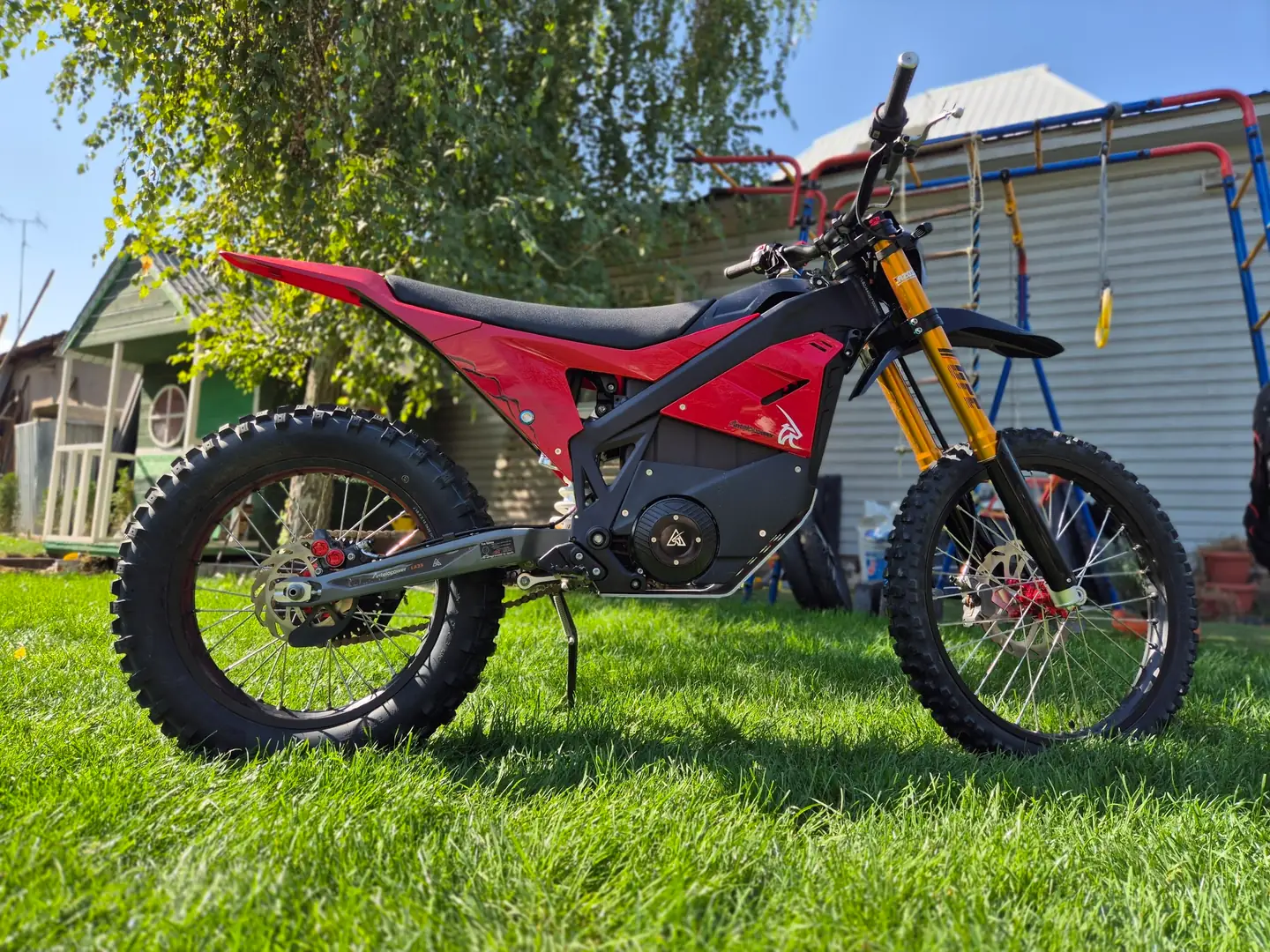 Красно-чёрный Antelopower LA35 с золотистой вилкой, вид сбоку. Фото предоставлено xBike.