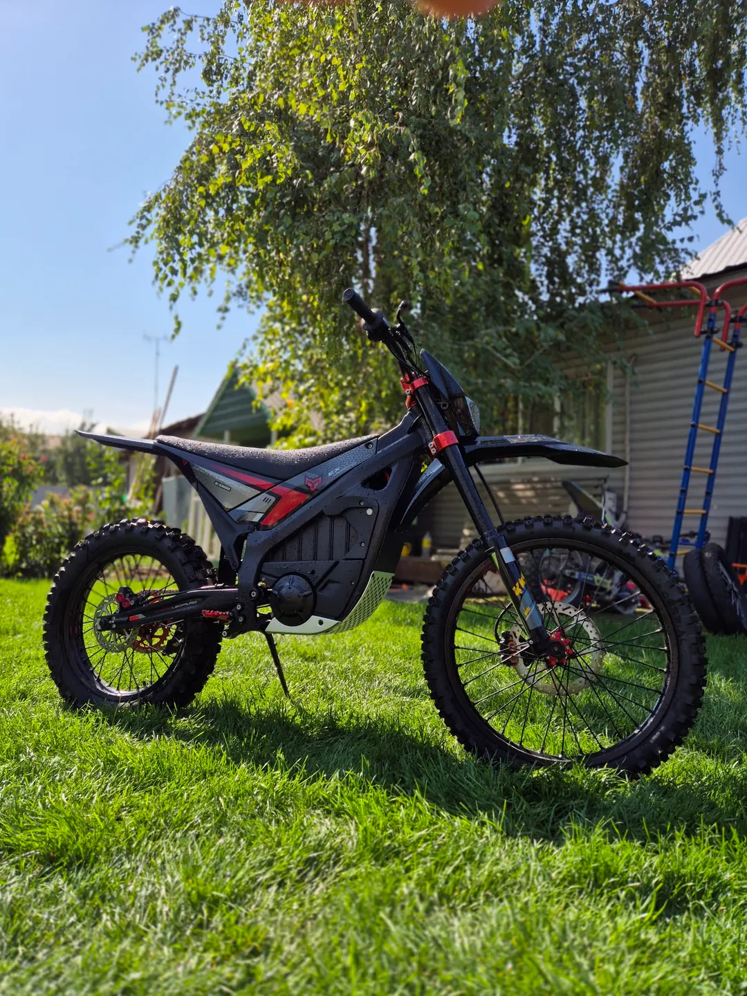 Arctic Leopard EX800 side view: frame, seat and wheels